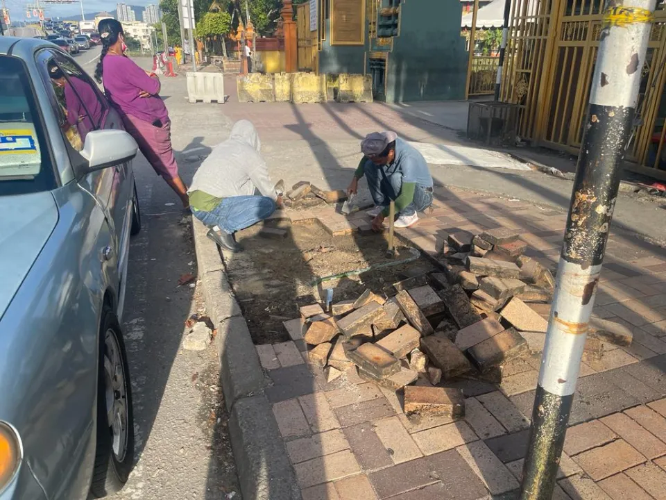 KERJA PEMBAIKAN PERJALAN KAKI